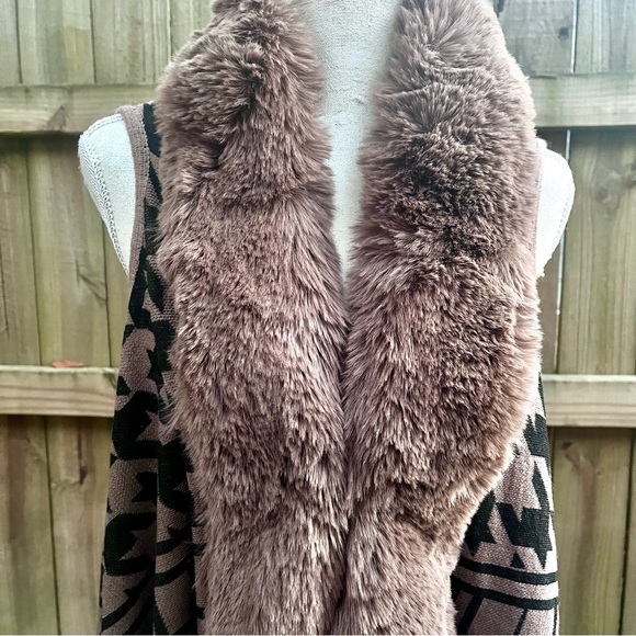 Northern Angel Faux Fur Shawl Collar Vest Cardigan - Fringe – S/M – NWT - Picture 2 of 11